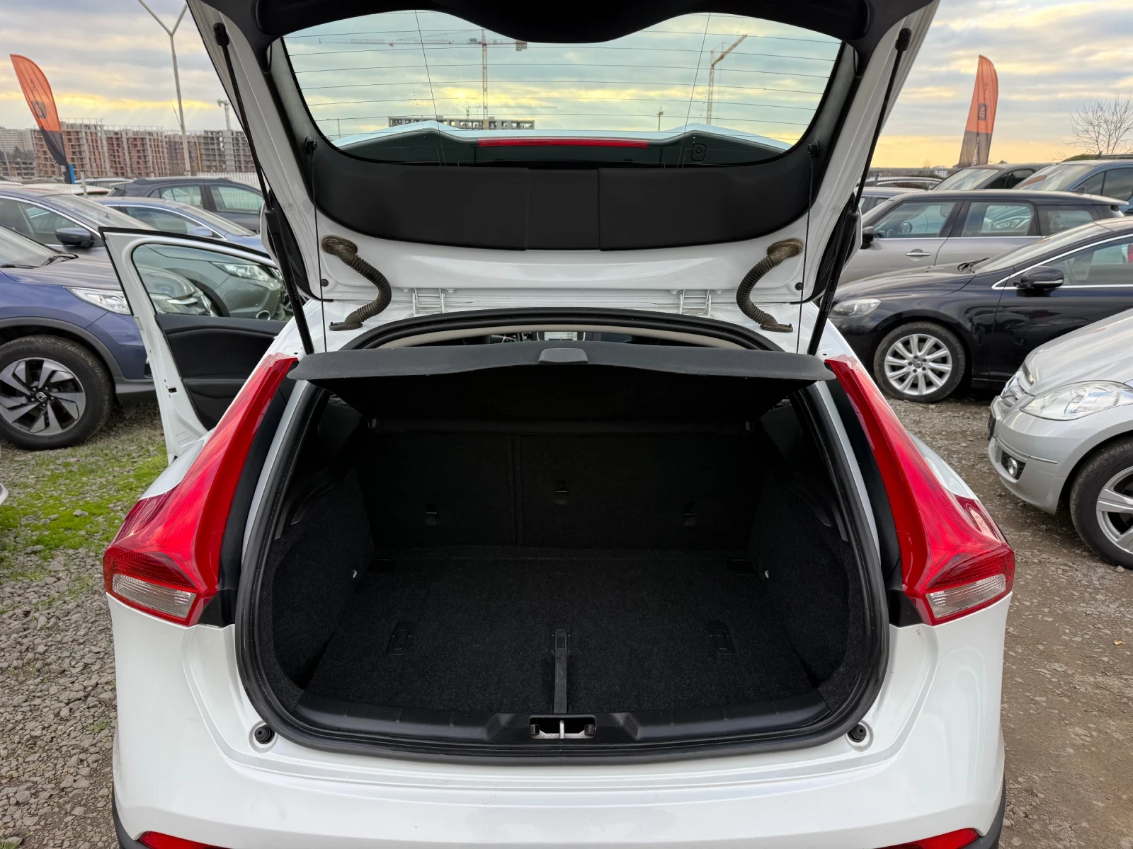 Volvo V40 Cross Country 2.0i CH 4x4 180ks - изображение 7