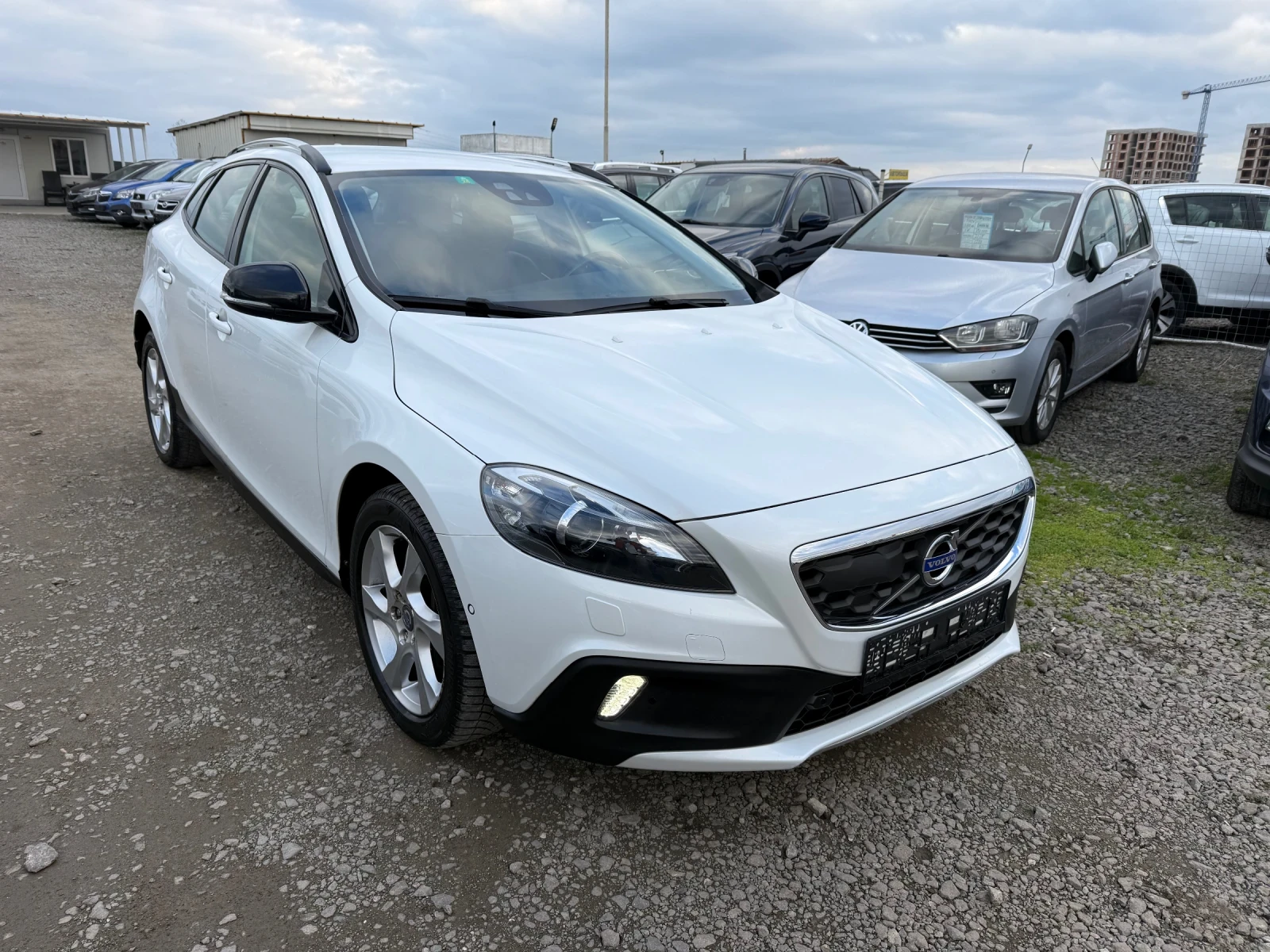 Volvo V40 Cross Country 2.0i CH 4x4 180ks - изображение 3