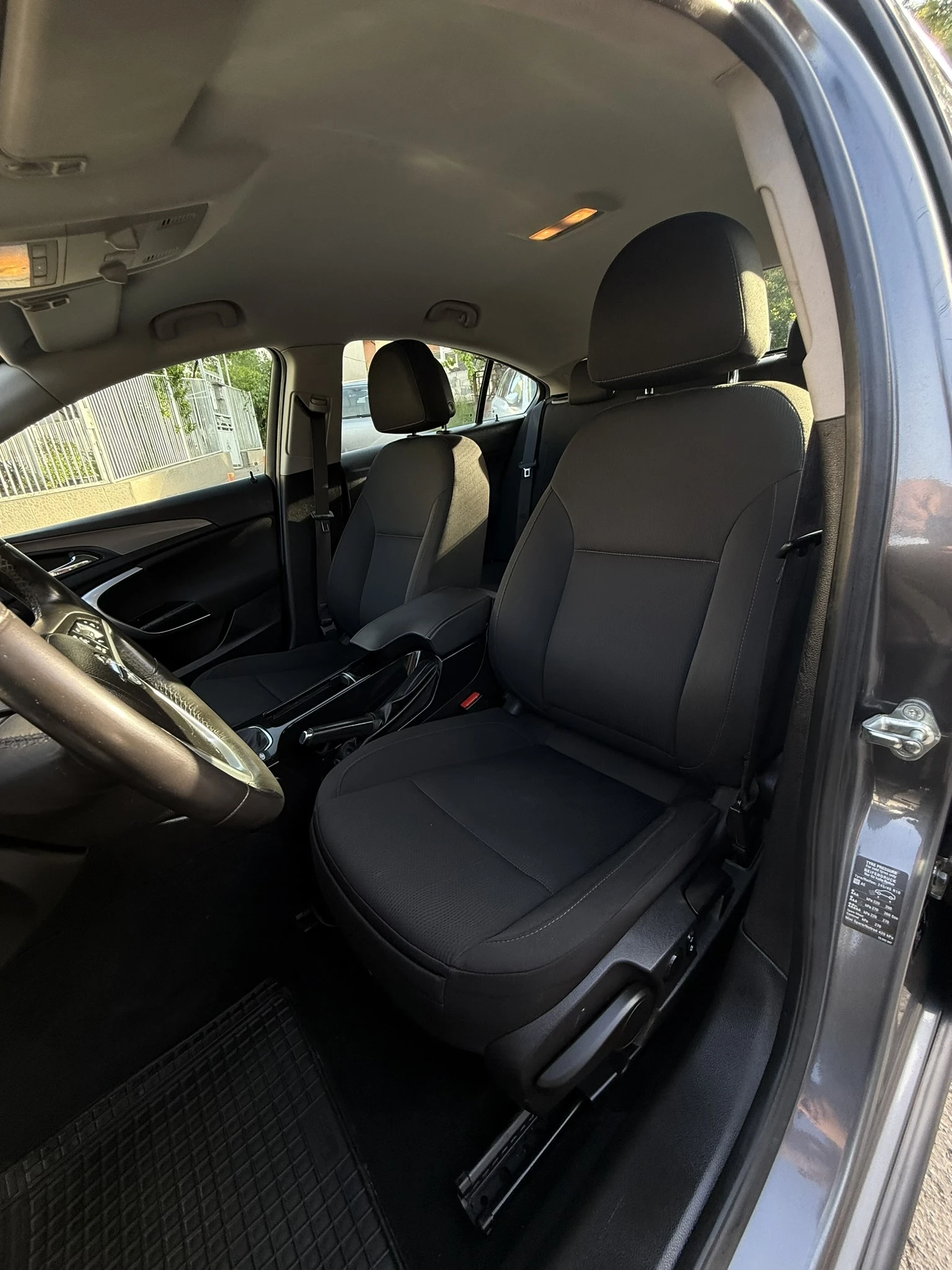Opel Insignia 1.8 Газ/Бензин, снимка 12 - Автомобили и джипове - 54672810