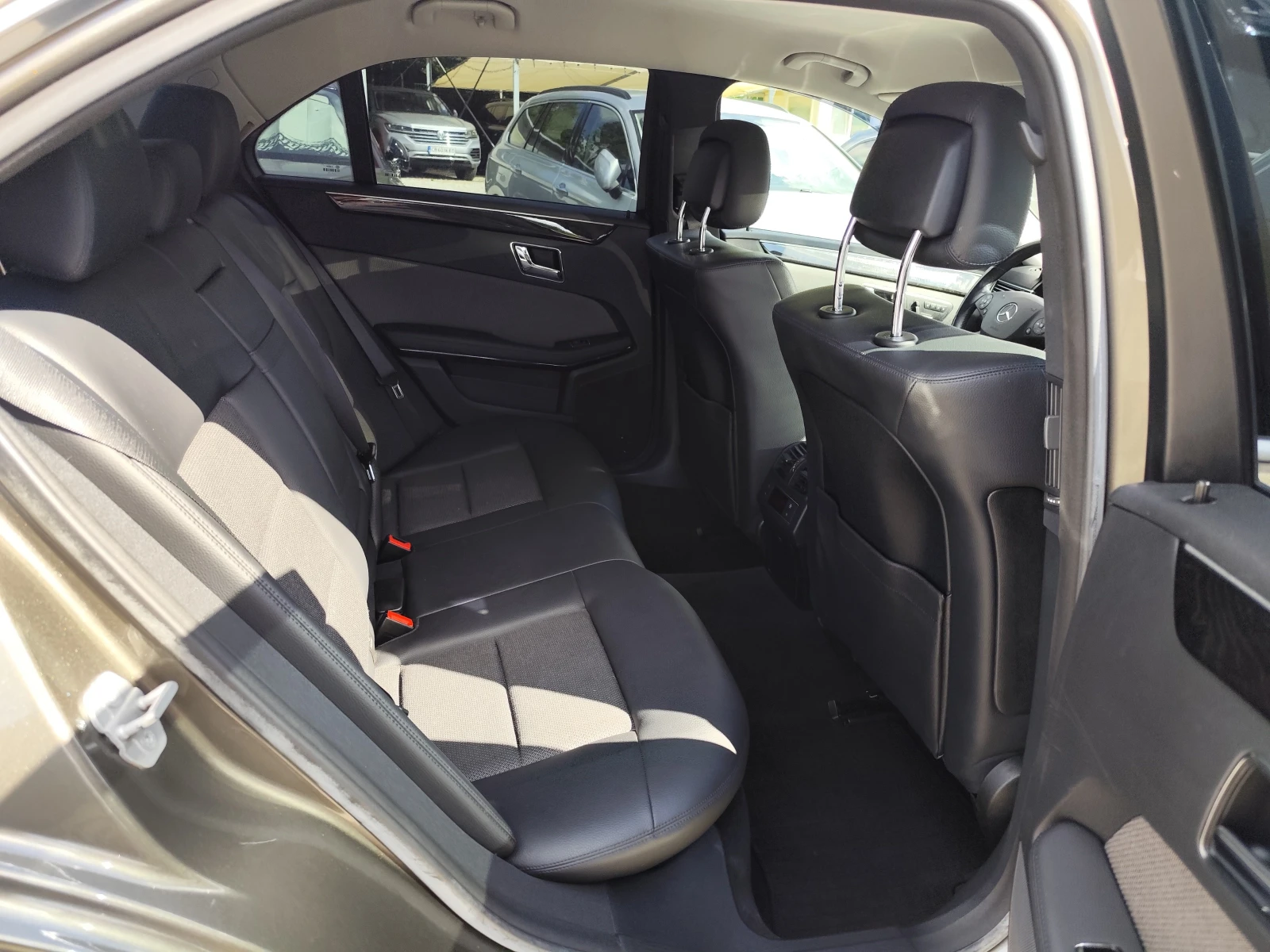 Mercedes-Benz E 350 3.5CGi* АВТОМАТИК* LED/XENON* NAVI* CAMERA* КОЖА* , снимка 13 - Автомобили и джипове - 54770952