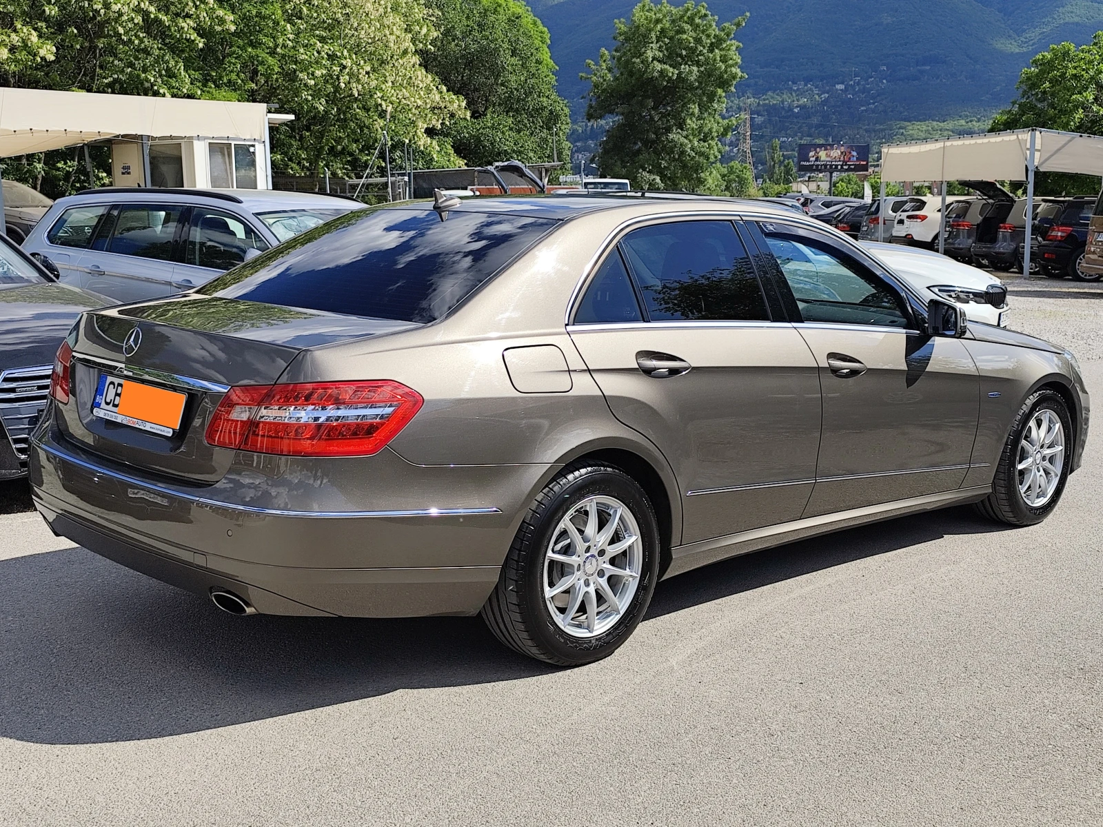 Mercedes-Benz E 350 3.5CGi* АВТОМАТИК* LED/XENON* NAVI* CAMERA* КОЖА* , снимка 4 - Автомобили и джипове - 54770952