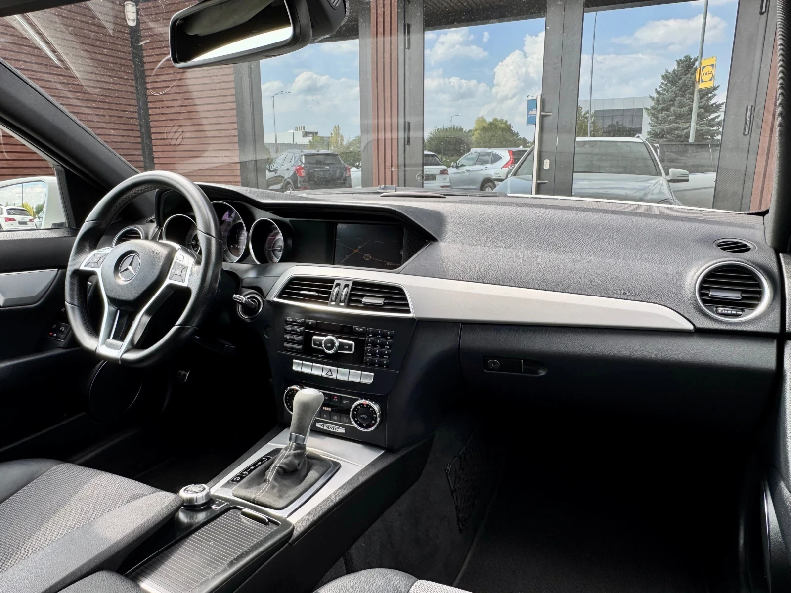 Mercedes-Benz C 250 AMG* 4 Matic* Harman/Kardon* Navi* Лизинг, снимка 12 - Автомобили и джипове - 55843692