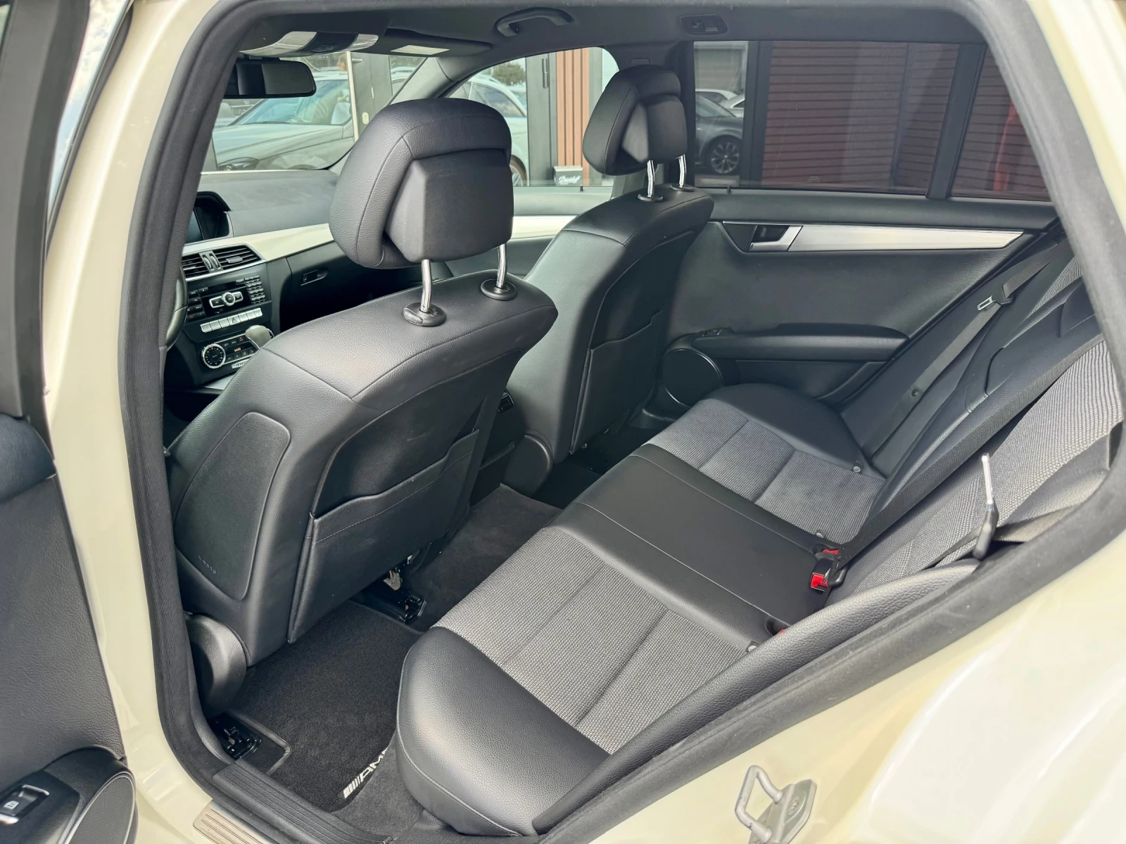 Mercedes-Benz C 250 AMG* 4 Matic* Harman/Kardon* Navi* Лизинг, снимка 9 - Автомобили и джипове - 55843692