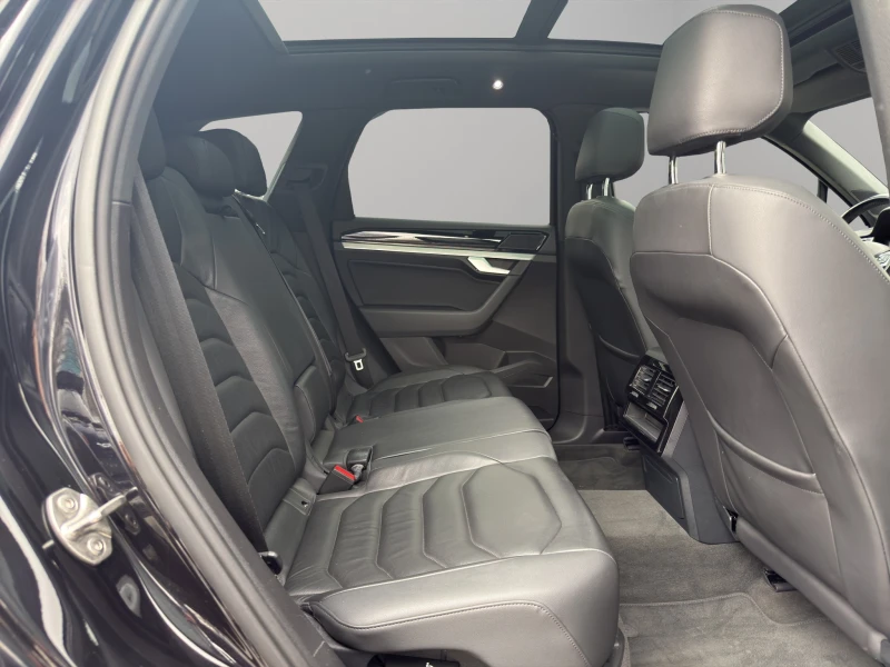 VW Touareg 3.0 TDI R Line, снимка 14 - Автомобили и джипове - 53507095