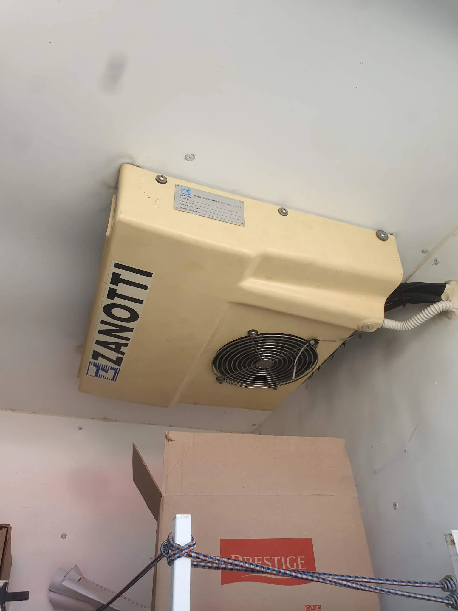 VW Crafter хладилен, снимка 3 - Бусове и автобуси - 54280014