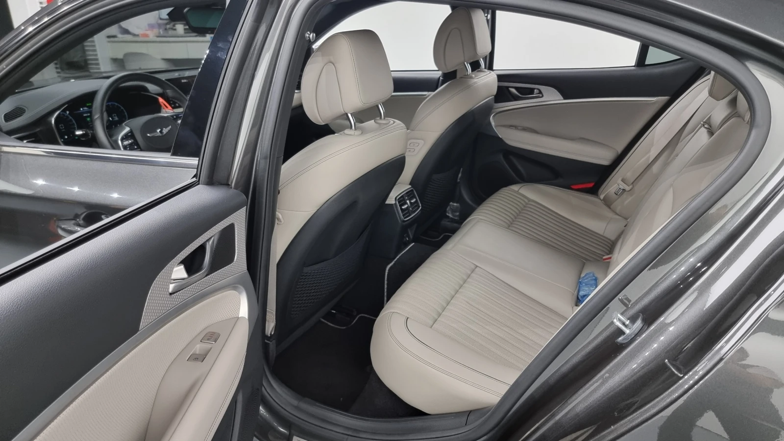 Genesis G70 2.0T* ДИСТРОНИК* ПОДГРЕВ* ОБУДХВАНЕ* КАМЕРИ, снимка 12 - Автомобили и джипове - 55038841