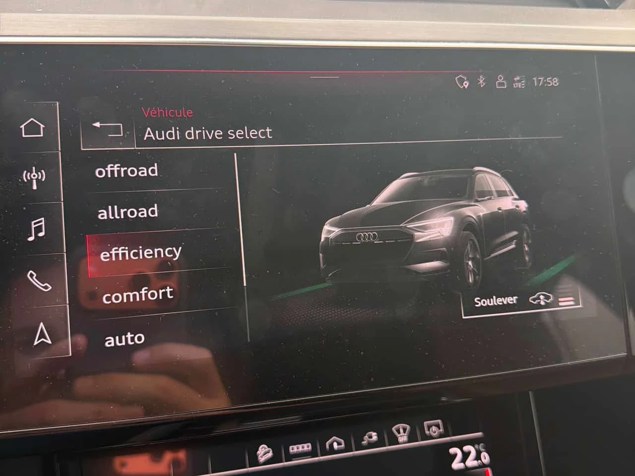 Audi E-Tron * TECHNIK * 360 КАМЕРА* ОБДУХВАНЕ* ПАНОРАМА* HEAD , снимка 10 - Автомобили и джипове - 55472122