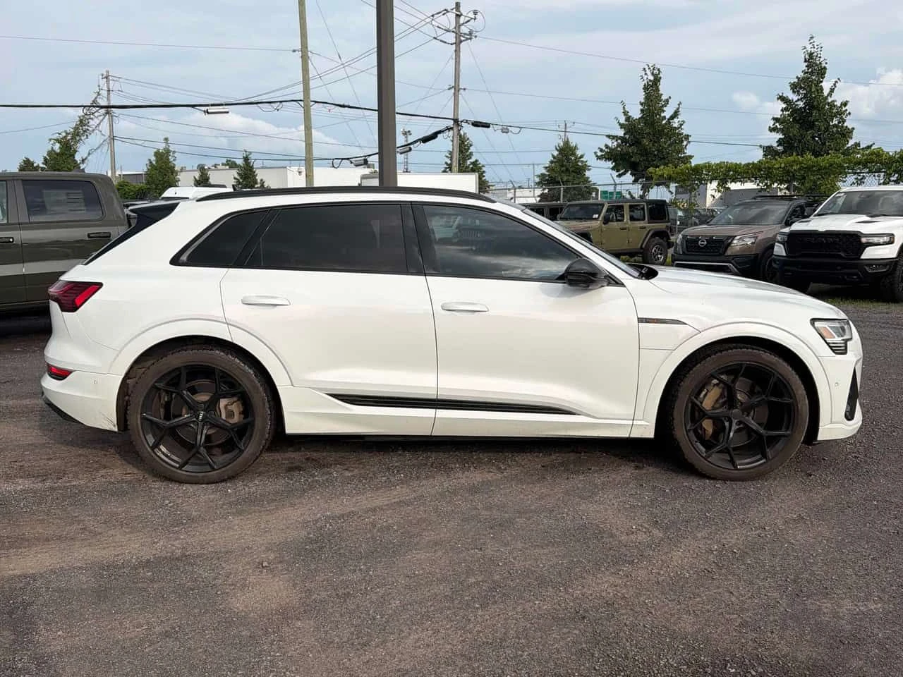 Audi E-Tron * TECHNIK * 360 КАМЕРА* ОБДУХВАНЕ* ПАНОРАМА* HEAD , снимка 4 - Автомобили и джипове - 55472122
