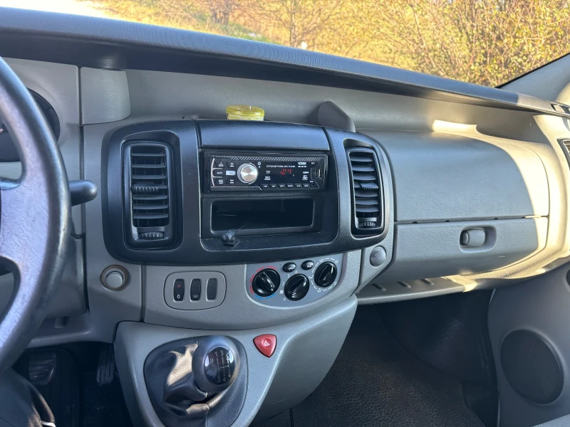 Opel Vivaro Дълга база - 6 скорости, снимка 15 - Бусове и автобуси - 47871928