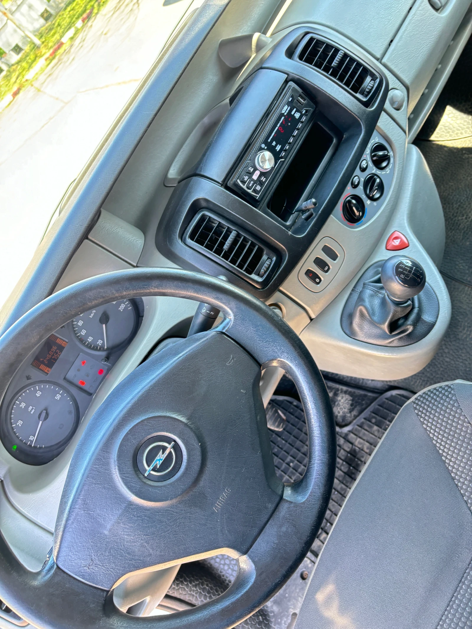 Opel Vivaro Дълга база - 6 скорости - изображение 8