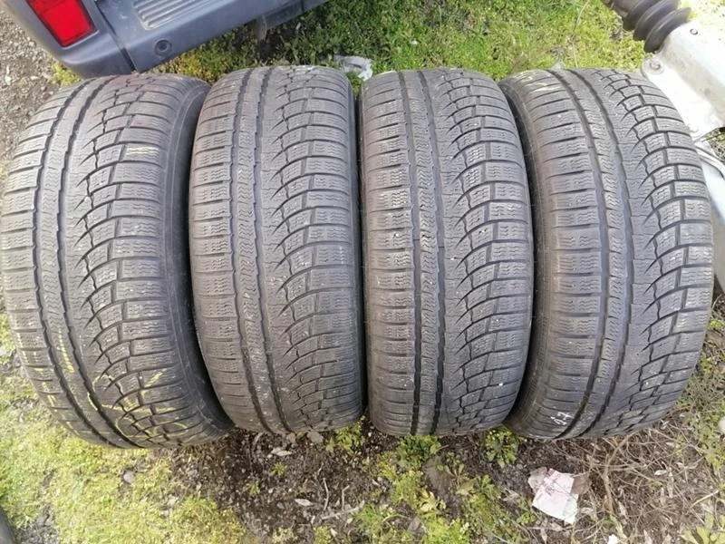 Гуми Зимни 235/50R18, снимка 2 - Гуми и джанти - 32080798