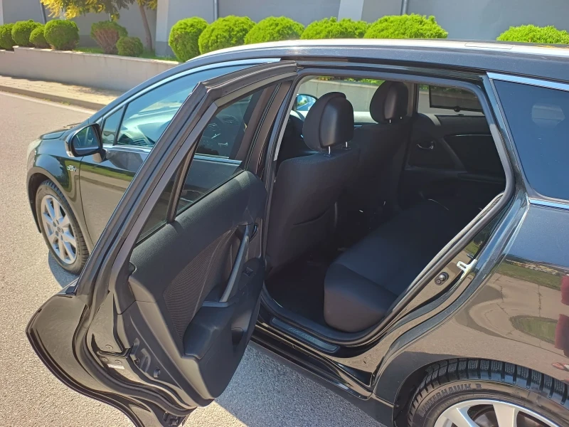 Toyota Avensis, снимка 11 - Автомобили и джипове - 52142609