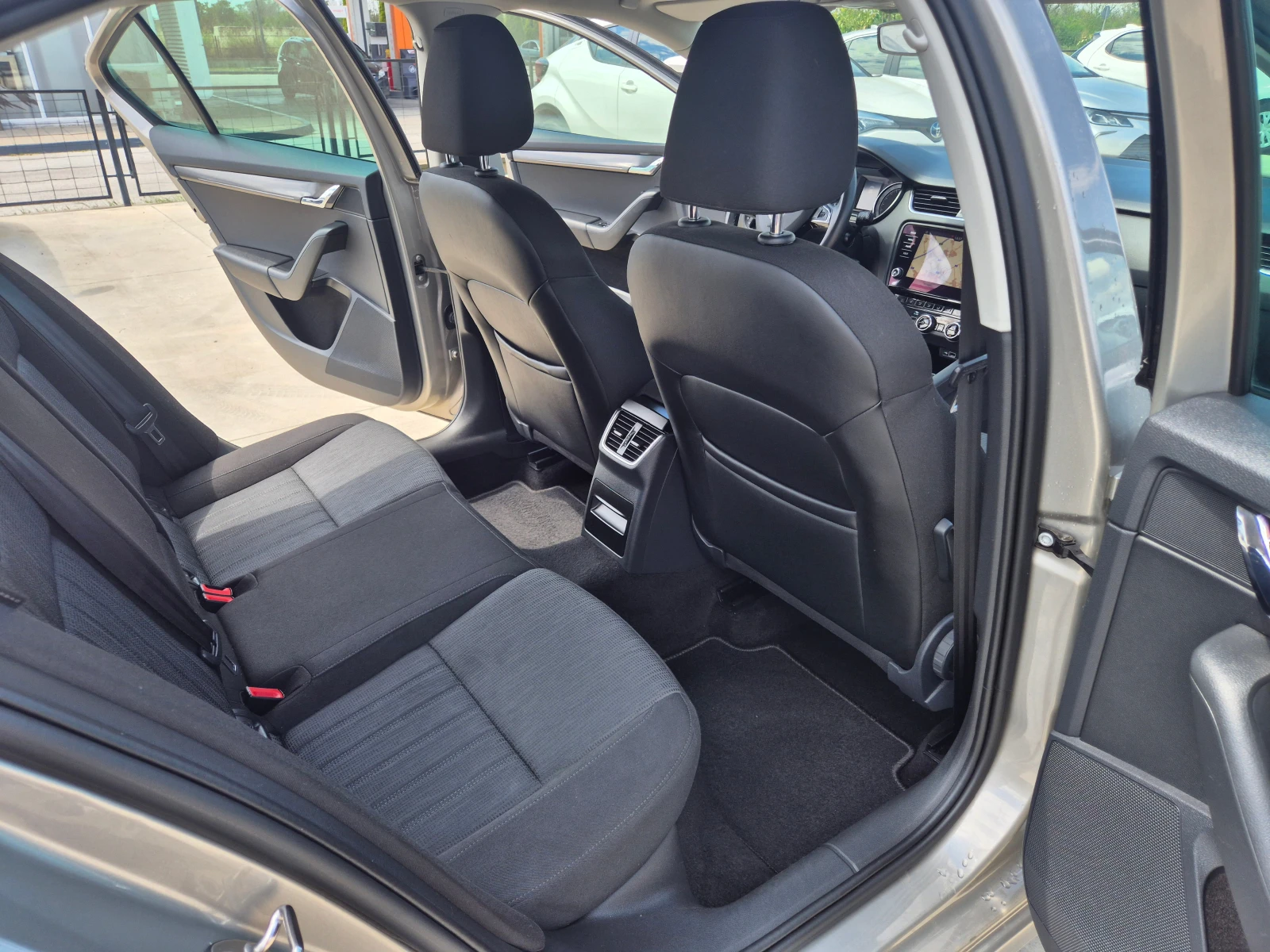 Skoda Octavia С-Гаранция-4x4-А/Т 2.0 150кс - изображение 10