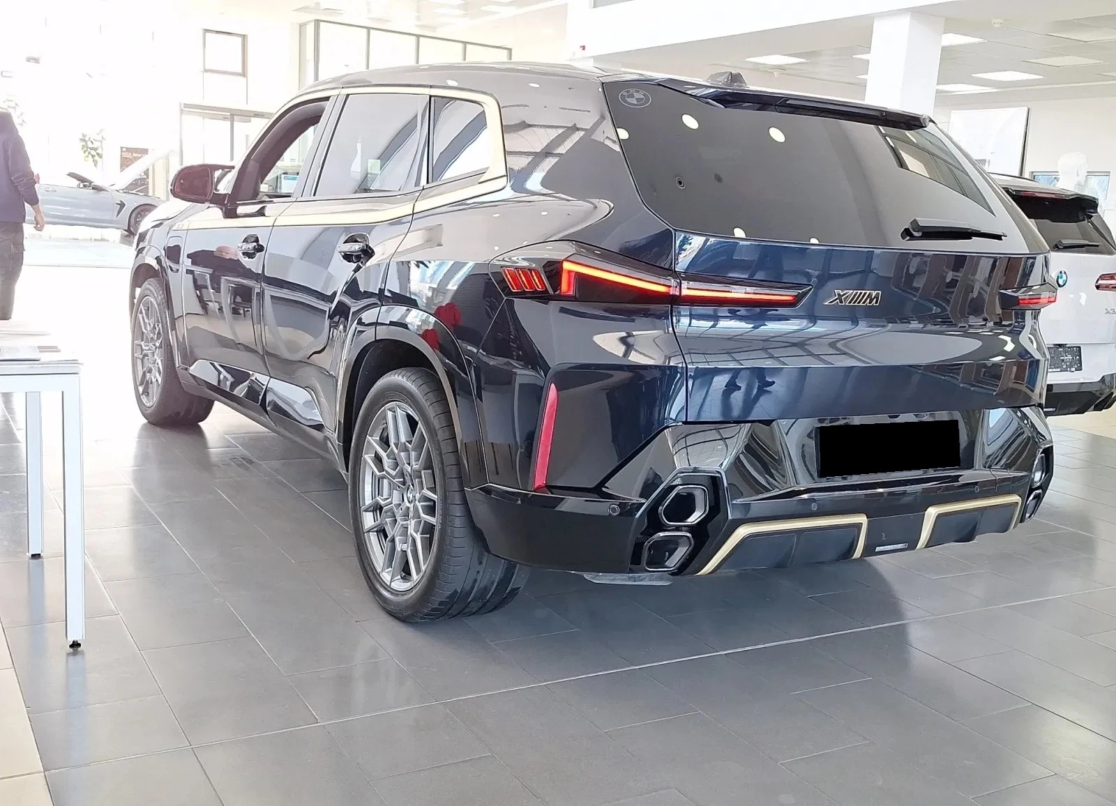 BMW XM 4.4 xDrive - изображение 4