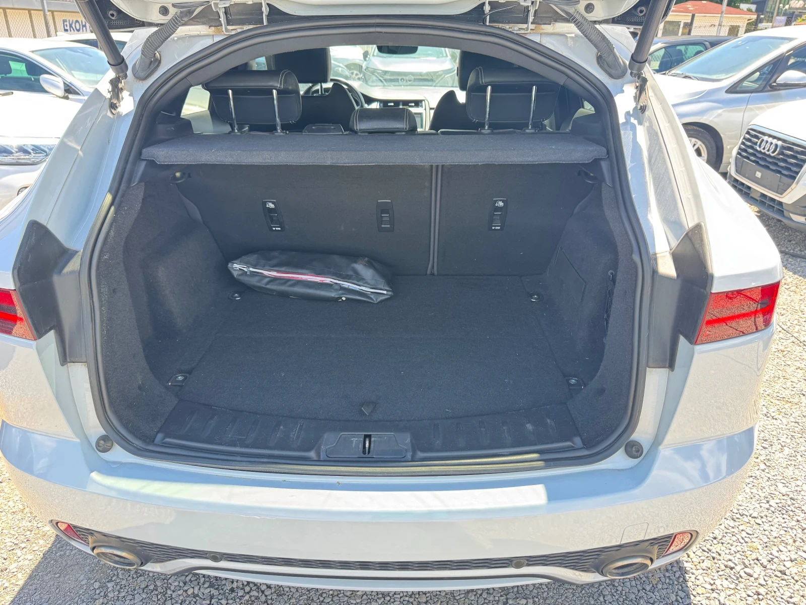 Jaguar E-pace R dynamic * NAVI* КАМЕРА* КОЖА* 2020г* 2.0d 4WD, снимка 10 - Автомобили и джипове - 55219388