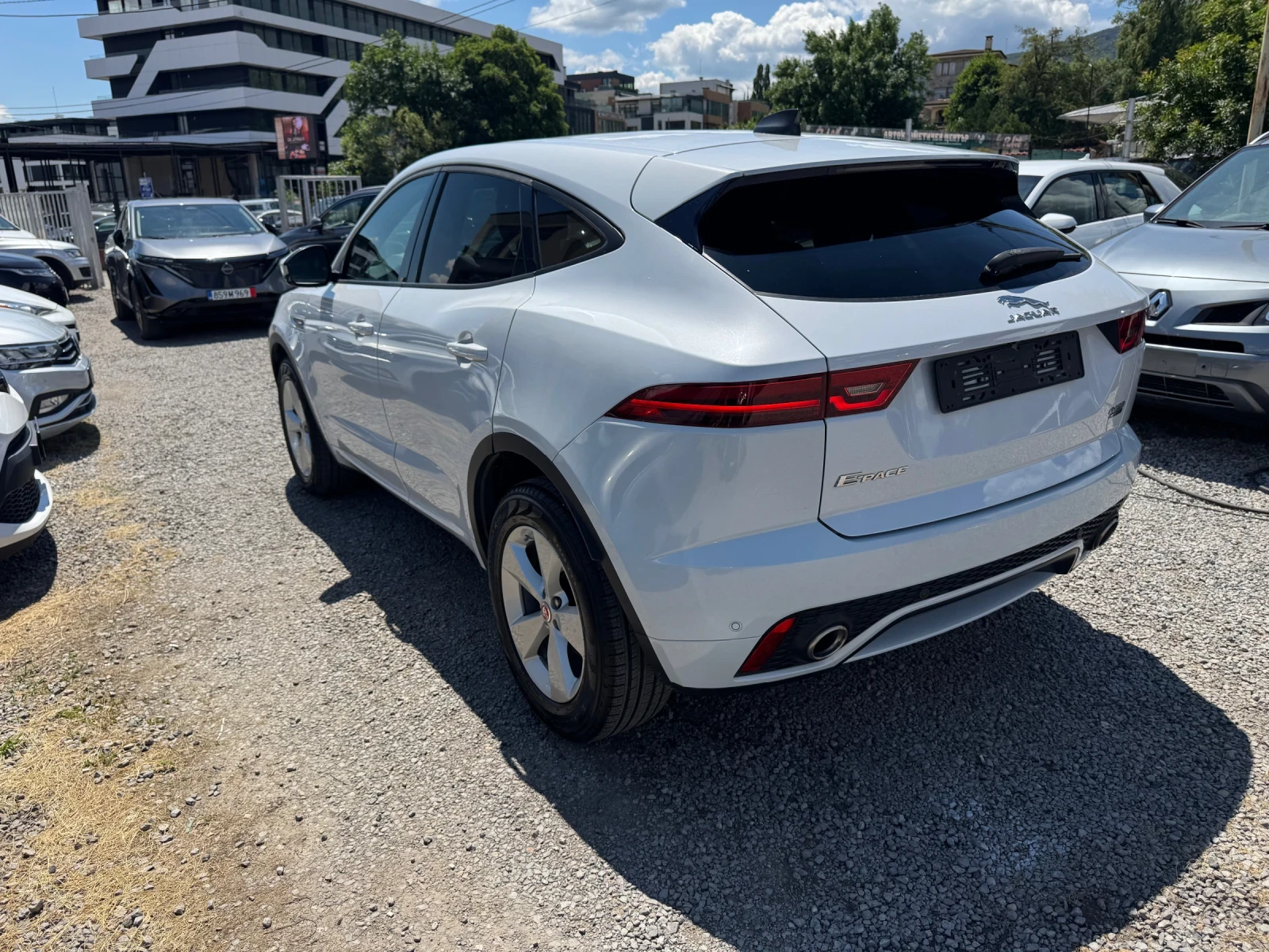 Jaguar E-pace R dynamic * NAVI* КАМЕРА* КОЖА* 2020г* 2.0d 4WD, снимка 11 - Автомобили и джипове - 55219388