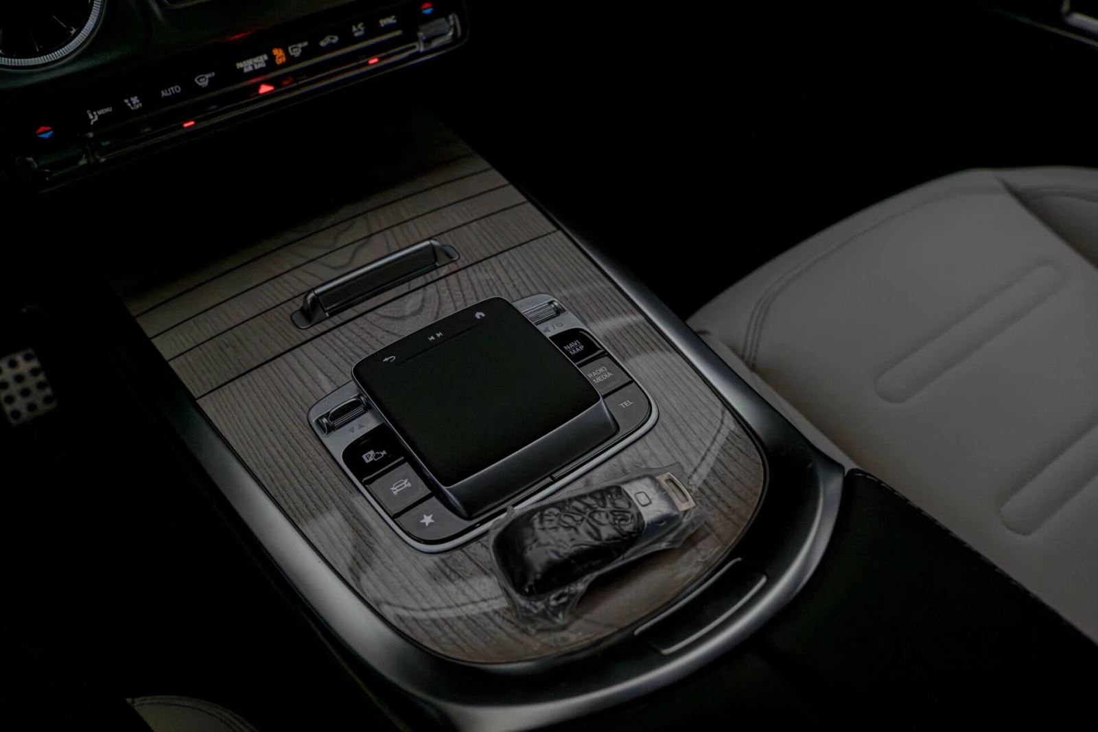 Mercedes-Benz G 450 Exclusive Line/MBUX/Ambient/Камера 360/Memory, снимка 10 - Автомобили и джипове - 53953324