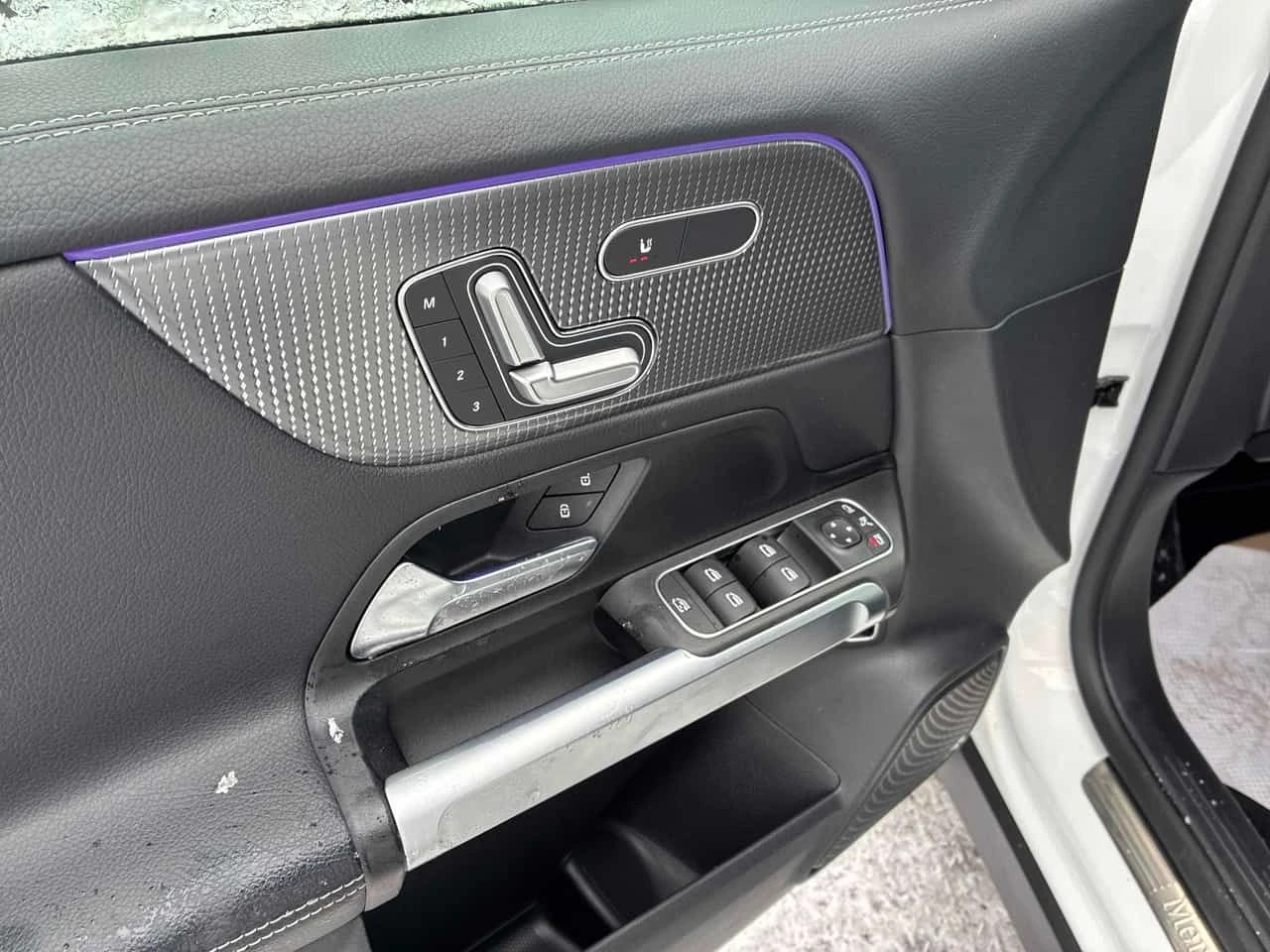 Mercedes-Benz GLB * 250 * DISTRONIC* AMBIENT* ПОДГРЕВИ* , снимка 12 - Автомобили и джипове - 53977510