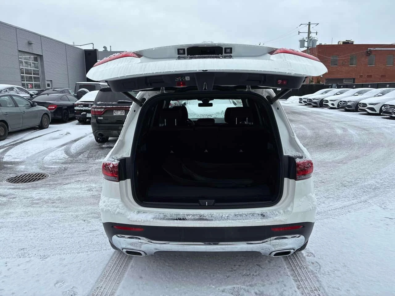 Mercedes-Benz GLB * 250 * DISTRONIC* AMBIENT* ПОДГРЕВИ* , снимка 14 - Автомобили и джипове - 53977510