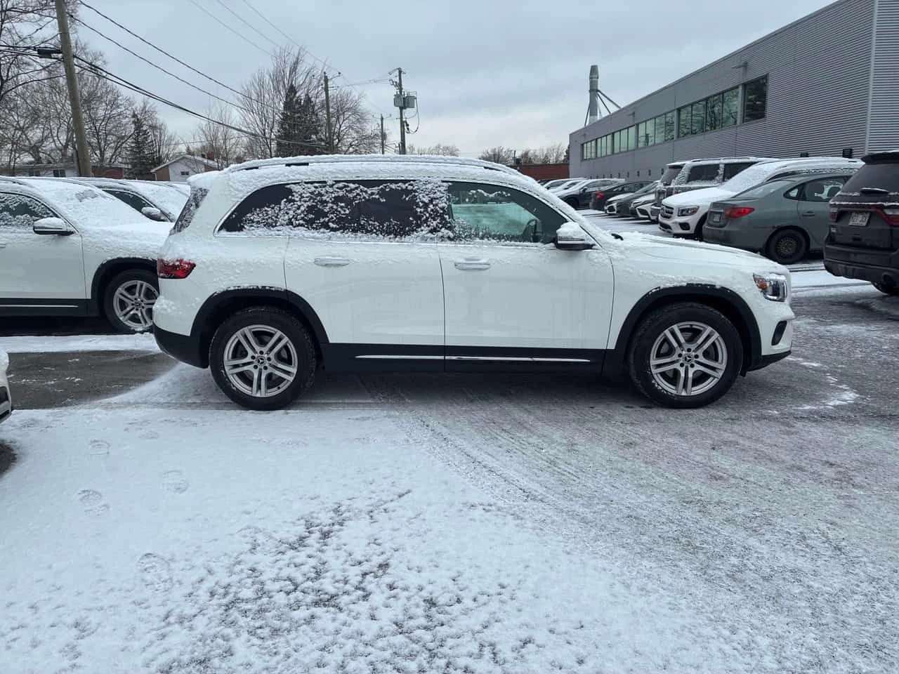 Mercedes-Benz GLB * 250 * DISTRONIC* AMBIENT* ПОДГРЕВИ* , снимка 3 - Автомобили и джипове - 53977510