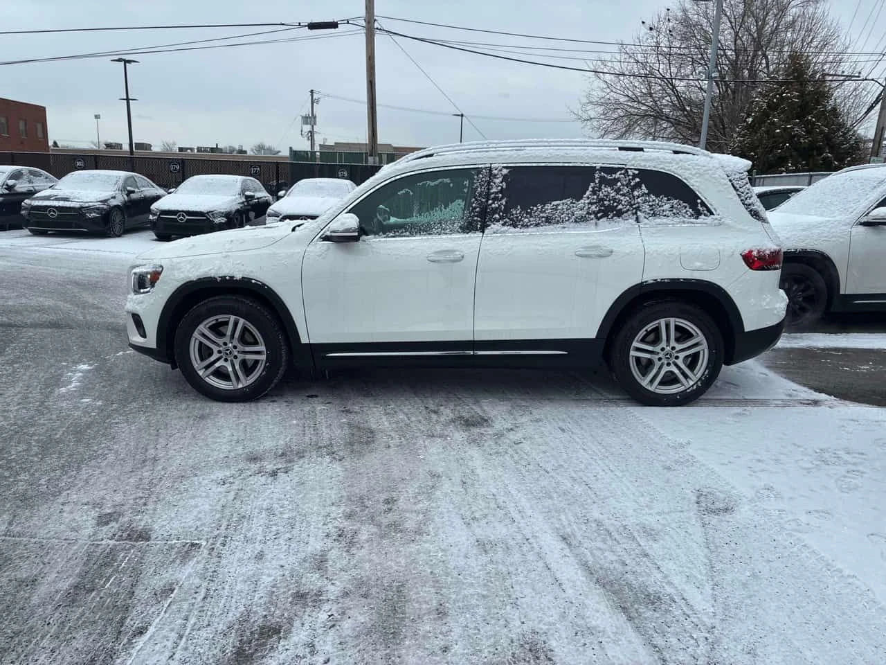 Mercedes-Benz GLB * 250 * DISTRONIC* AMBIENT* ПОДГРЕВИ* , снимка 2 - Автомобили и джипове - 53977510