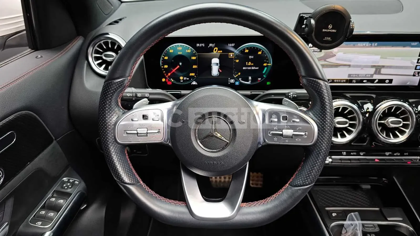 Mercedes-Benz GLA 250 4MATIC AMG| DISTRONIC| КАМЕРА| ПОДГРЕВ| ПАНОРАМА, снимка 6 - Автомобили и джипове - 54681532
