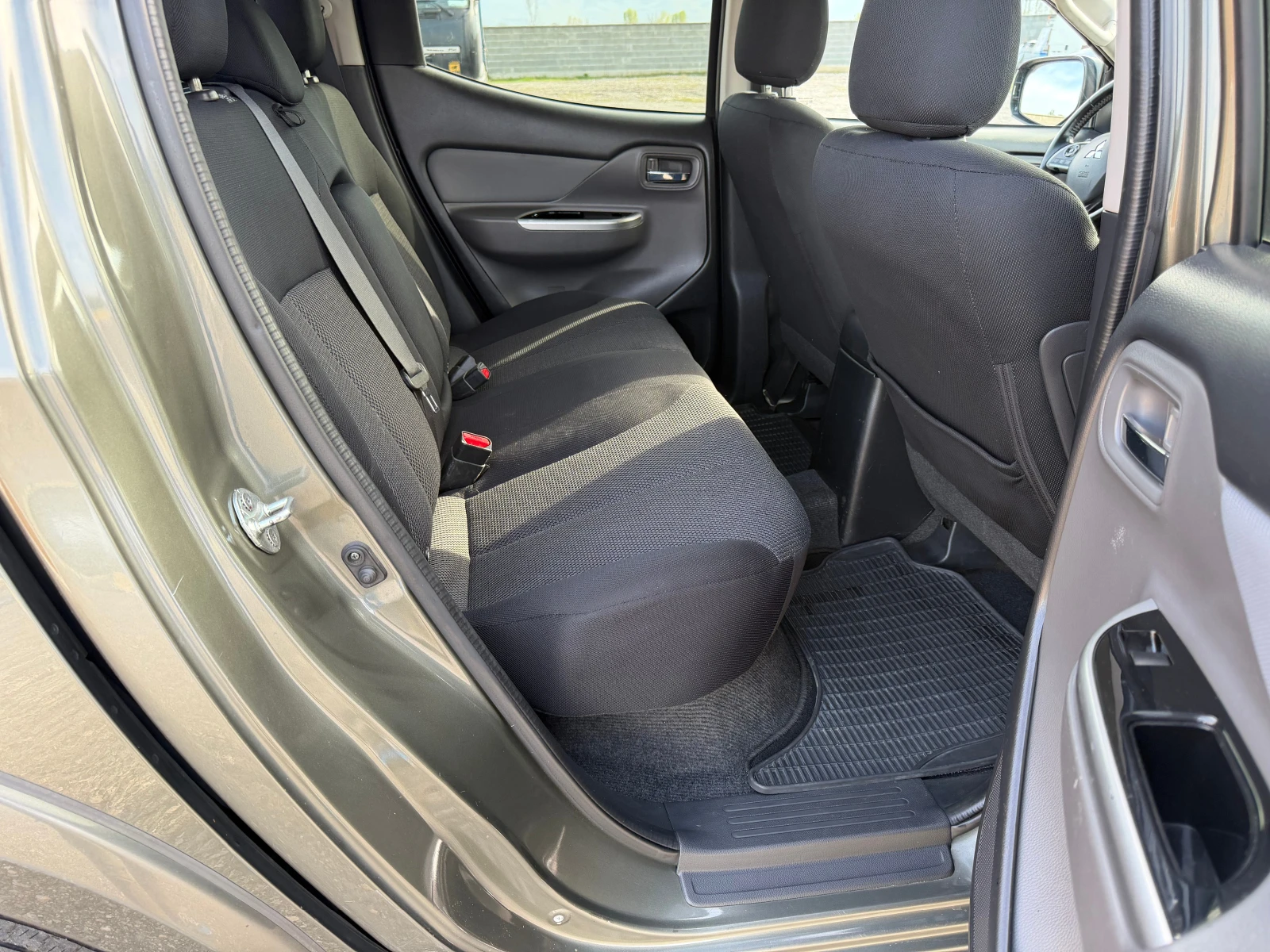 Mitsubishi L200 2.4 DI-D, снимка 10 - Автомобили и джипове - 55526019