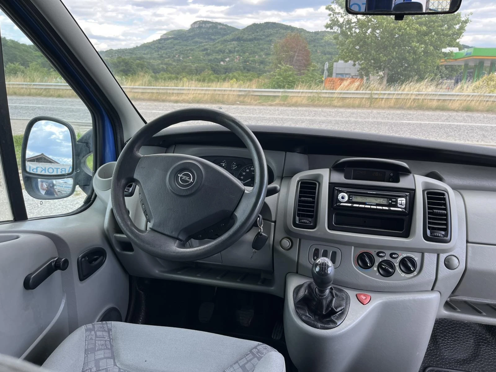 Opel Vivaro 1.9DТI 101кс 6 СКОРОСТИ 9 МЕСТА КЛИМАТИК ПЕРФЕКТЕН, снимка 12 - Бусове и автобуси - 55165974