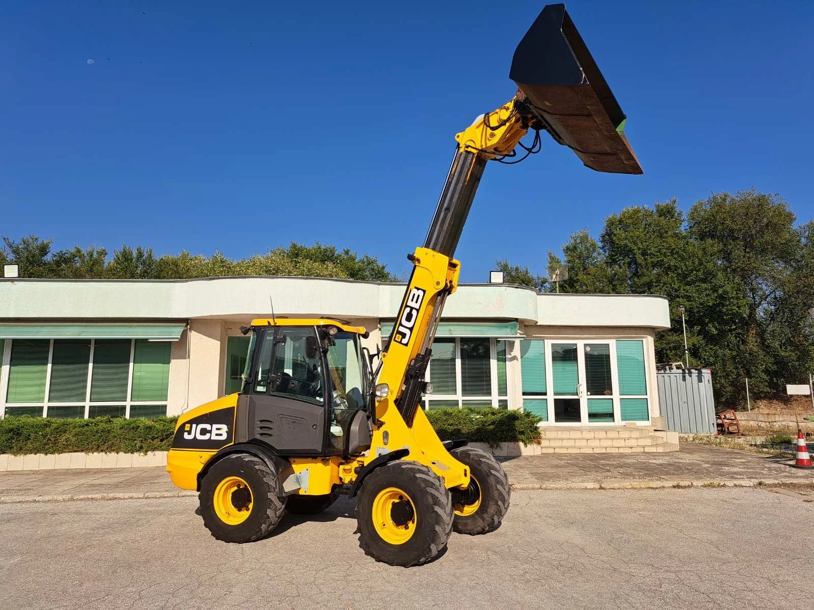 Телескопичен товарач JCB TM 180 - изображение 2