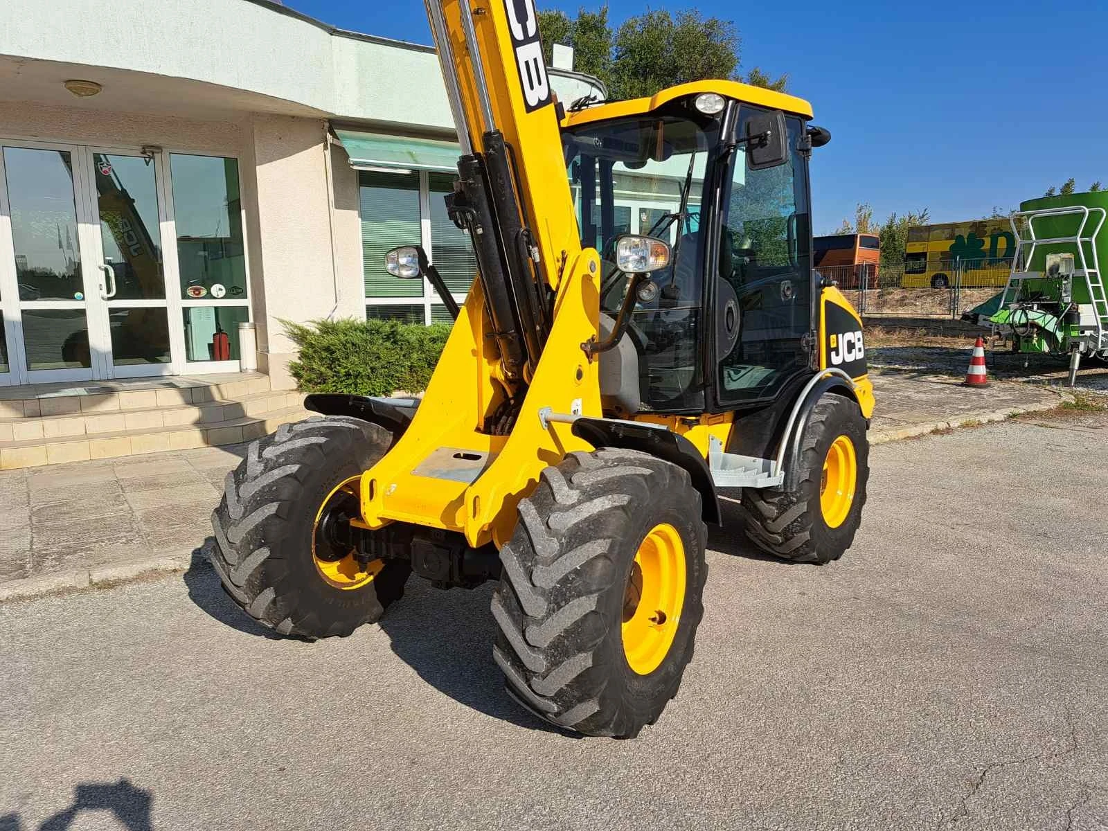 Телескопичен товарач JCB TM 180 - изображение 9