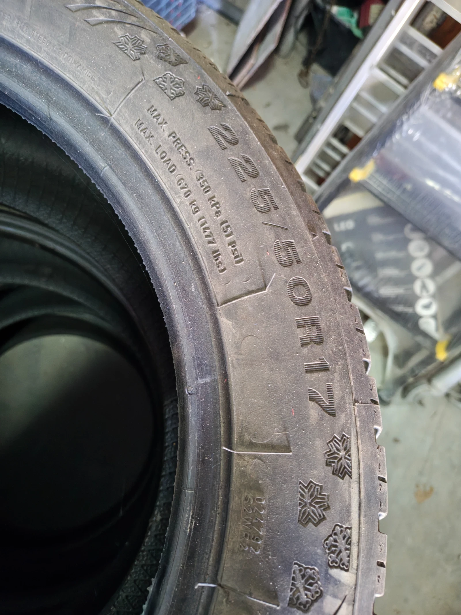 Гуми Зимни 225/50R17, снимка 4 - Гуми и джанти - 56313518
