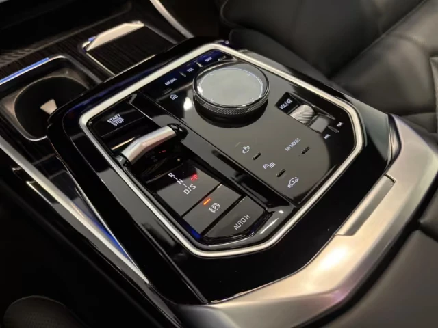 BMW 740 d/286HP/M SPORT/B&W/PANO/360/150h, снимка 14 - Автомобили и джипове - 53658709