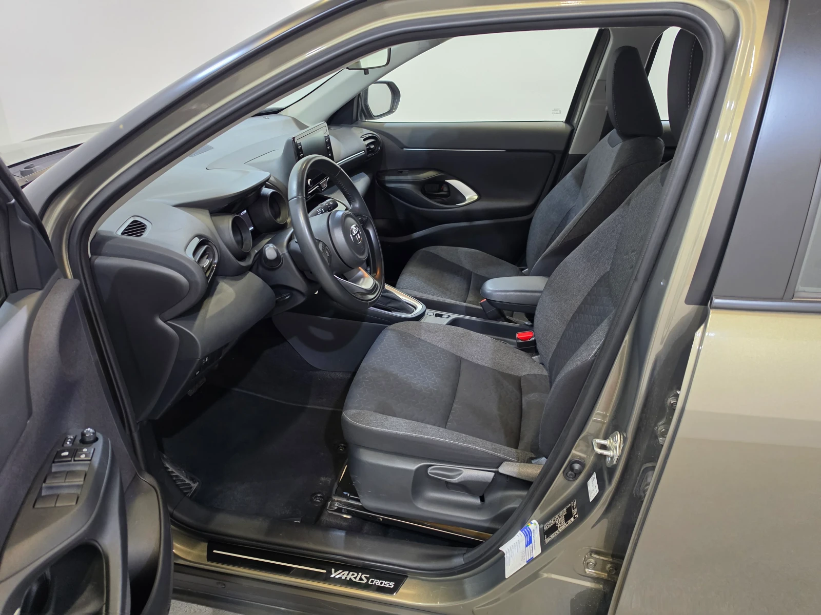 Toyota Yaris Cross 1.5 VVT-I Hybrid Dynamic Aut. Display Klima Camera, снимка 13 - Автомобили и джипове - 55134881