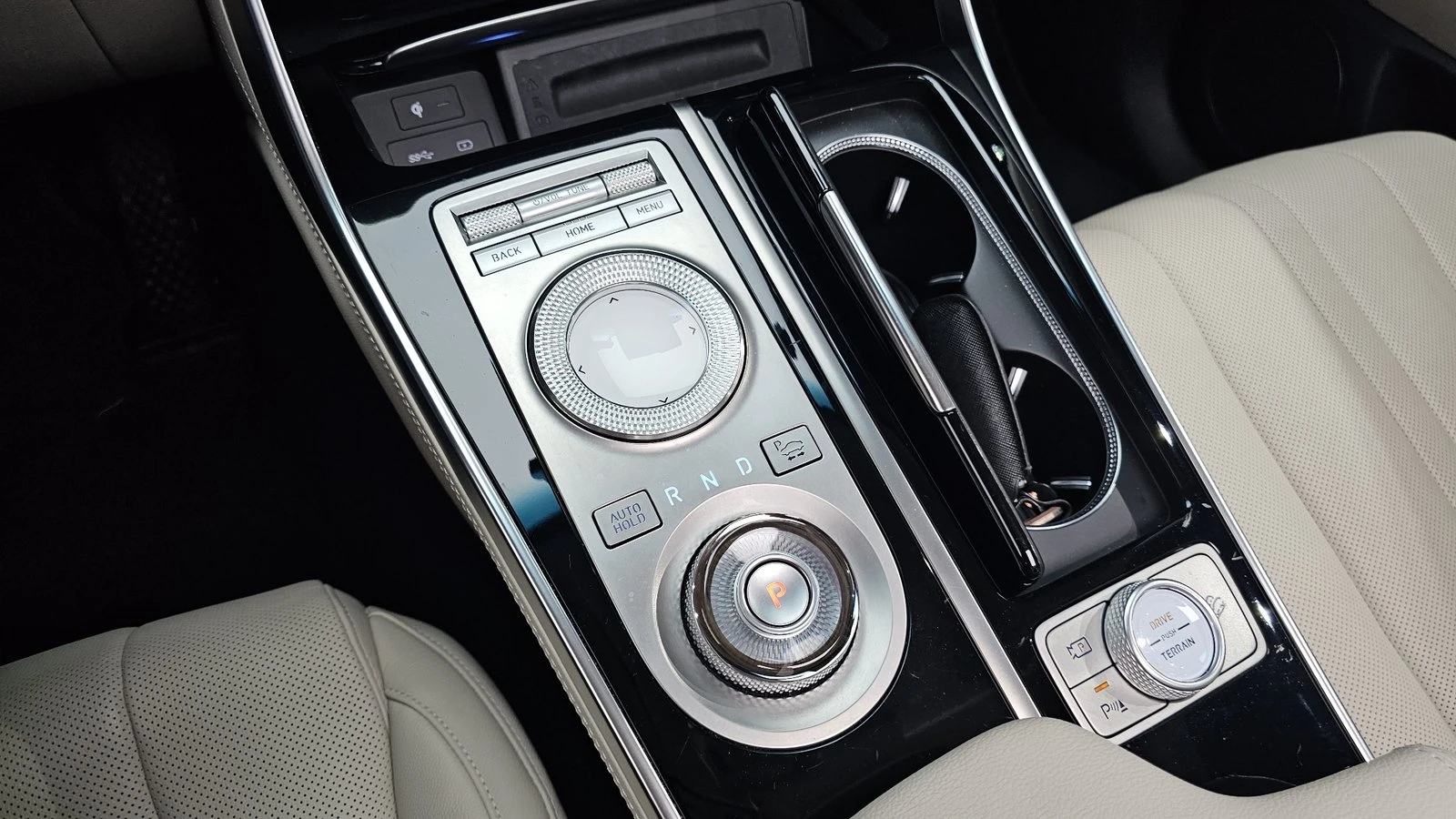 Genesis GV80 2.5* ЛЮК* KEYLESS* ПОДГРЕВ ВОЛАН* КРАЙНА ЦЕНА, снимка 9 - Автомобили и джипове - 55302259