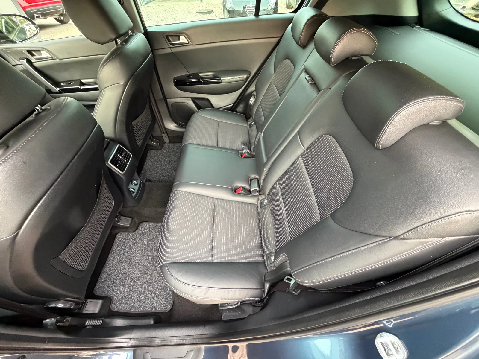 Kia Sportage 1.6CRDI* FACE* TOP* AVTOMAT* LED* NAVI* EVRO6, снимка 10 - Автомобили и джипове - 54680394