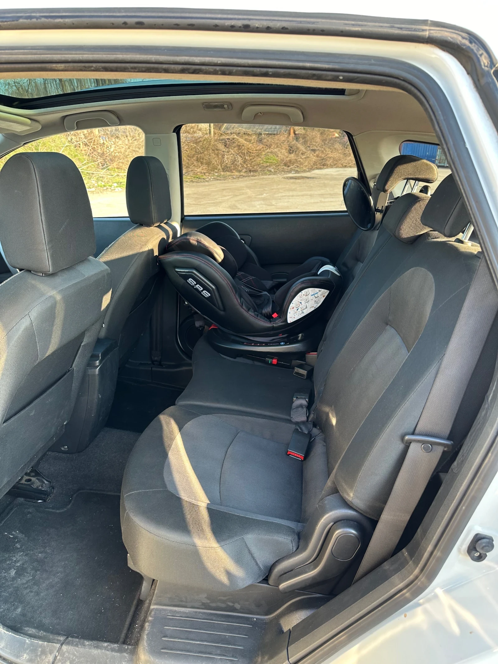 Nissan Qashqai 1.5 DCI / Panorama/Navi/7 места, снимка 16 - Автомобили и джипове - 55084428