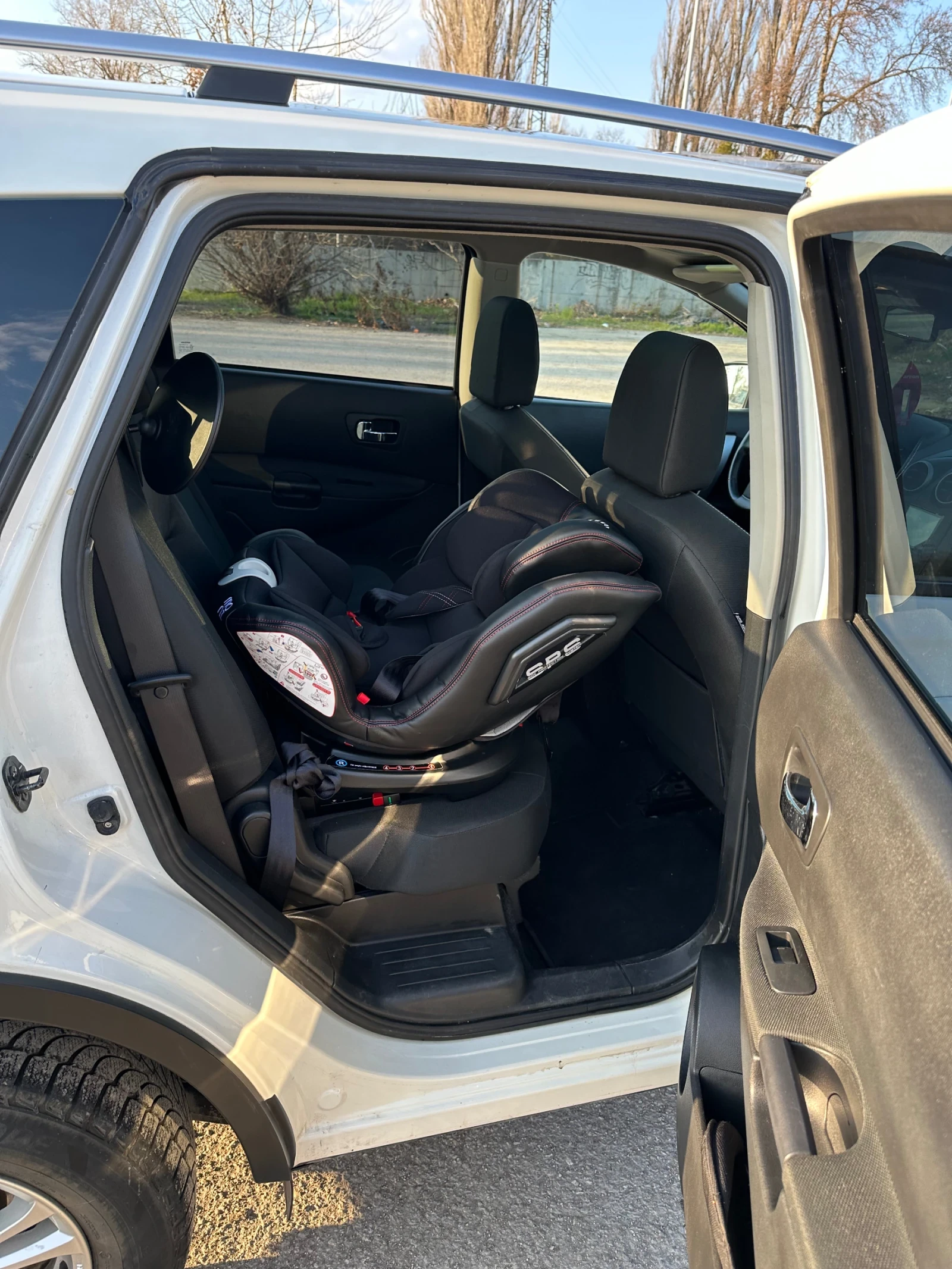Nissan Qashqai 1.5 DCI / Panorama/Navi/7 места, снимка 7 - Автомобили и джипове - 55084428
