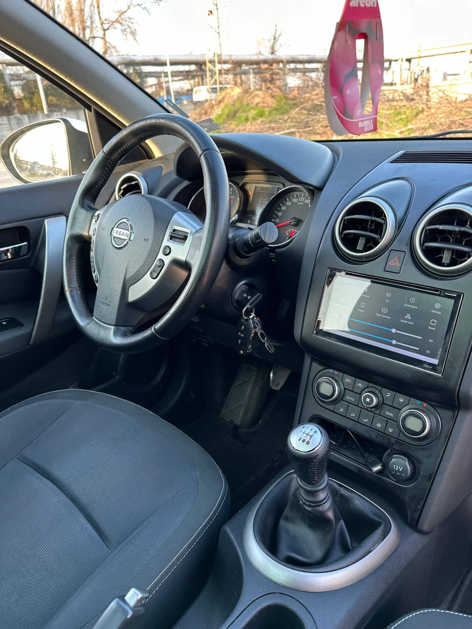 Nissan Qashqai 1.5 DCI / Panorama/Navi/7 места, снимка 4 - Автомобили и джипове - 55084428