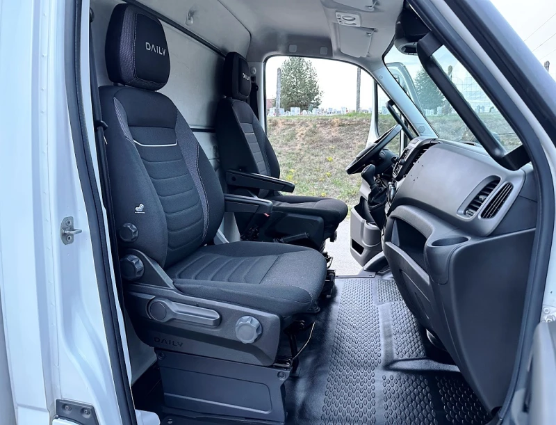 Iveco 35S18 3.0* HI-MATIC* БОРД 1000кг* LED* 4.30m* КЛИМА* НАВ, снимка 9 - Бусове и автобуси - 52283655