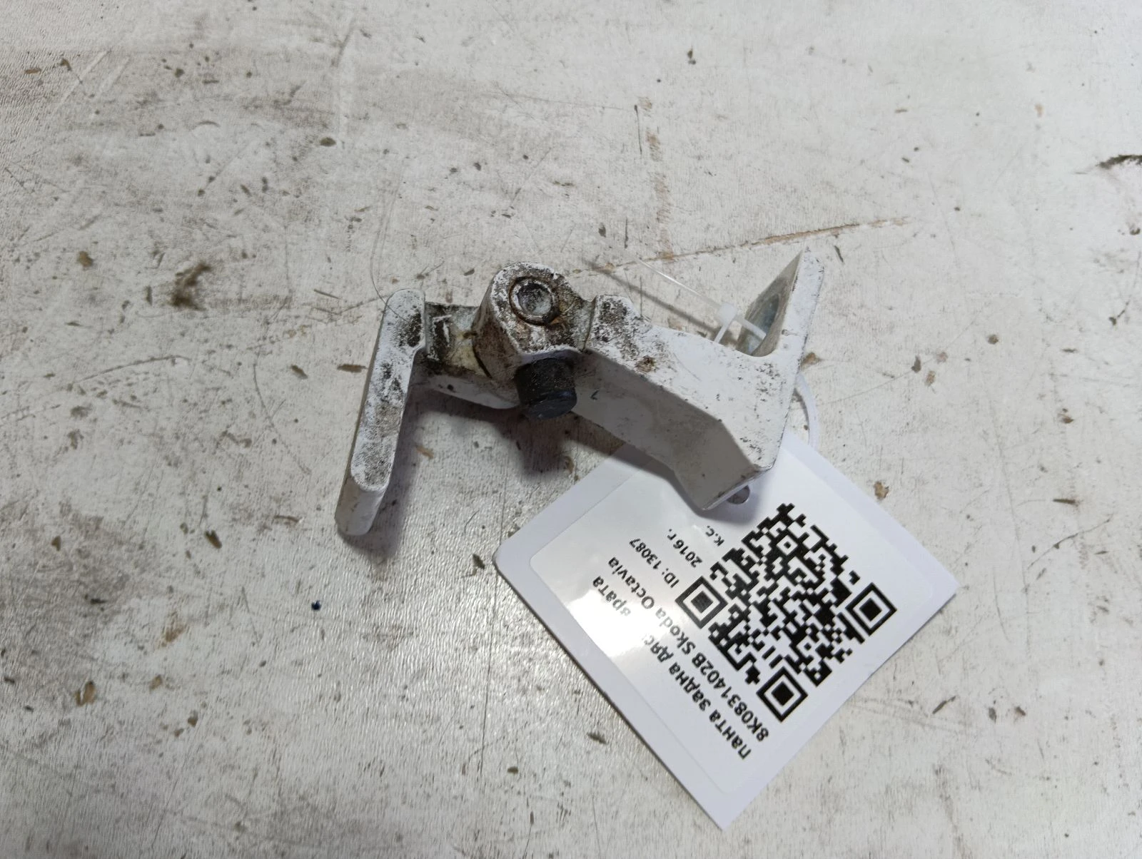 панта задна дясна врата 8K0831402B Skoda Octavia