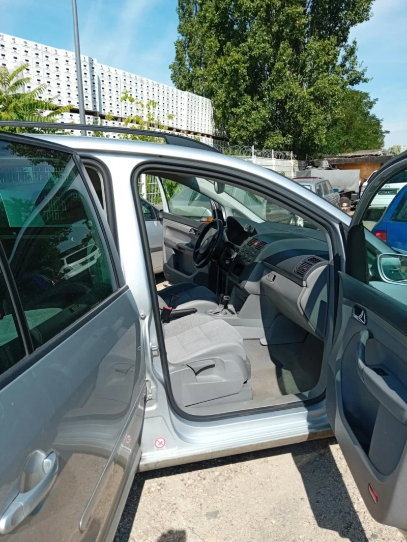 VW Touran, снимка 4 - Автомобили и джипове - 51845827