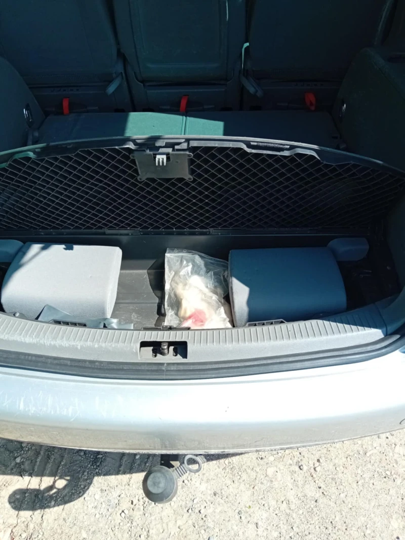 VW Touran, снимка 10 - Автомобили и джипове - 51845827