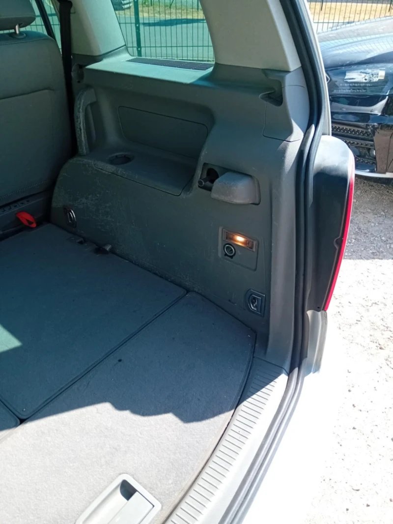 VW Touran, снимка 11 - Автомобили и джипове - 51845827