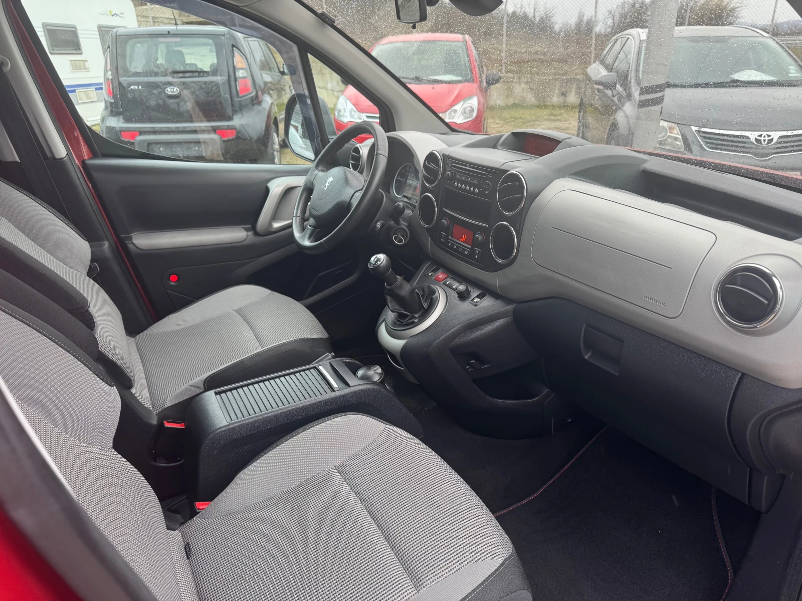 Peugeot Partner 1.6HDI Tepee, снимка 11 - Автомобили и джипове - 54001149