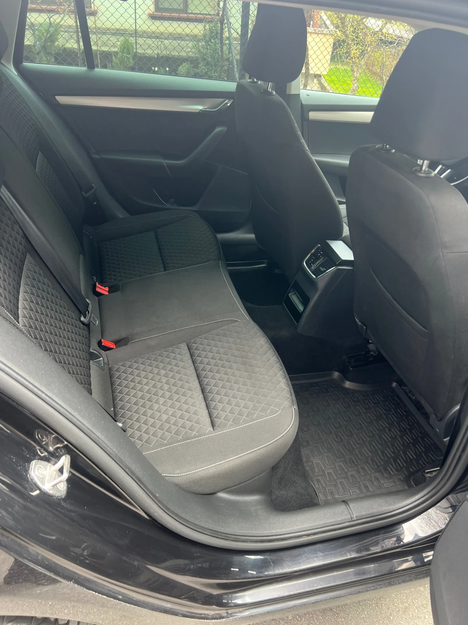 Skoda Octavia 1.6 TDI DSG, снимка 9 - Автомобили и джипове - 54183646