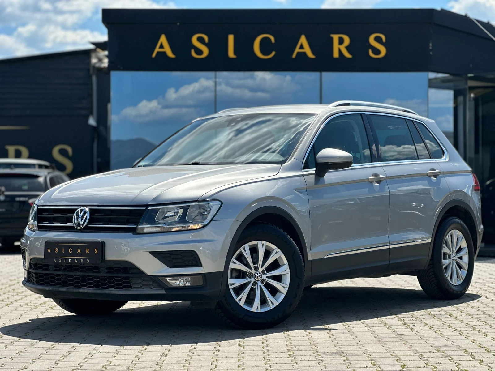 VW Tiguan / 129000 KM / TOP /