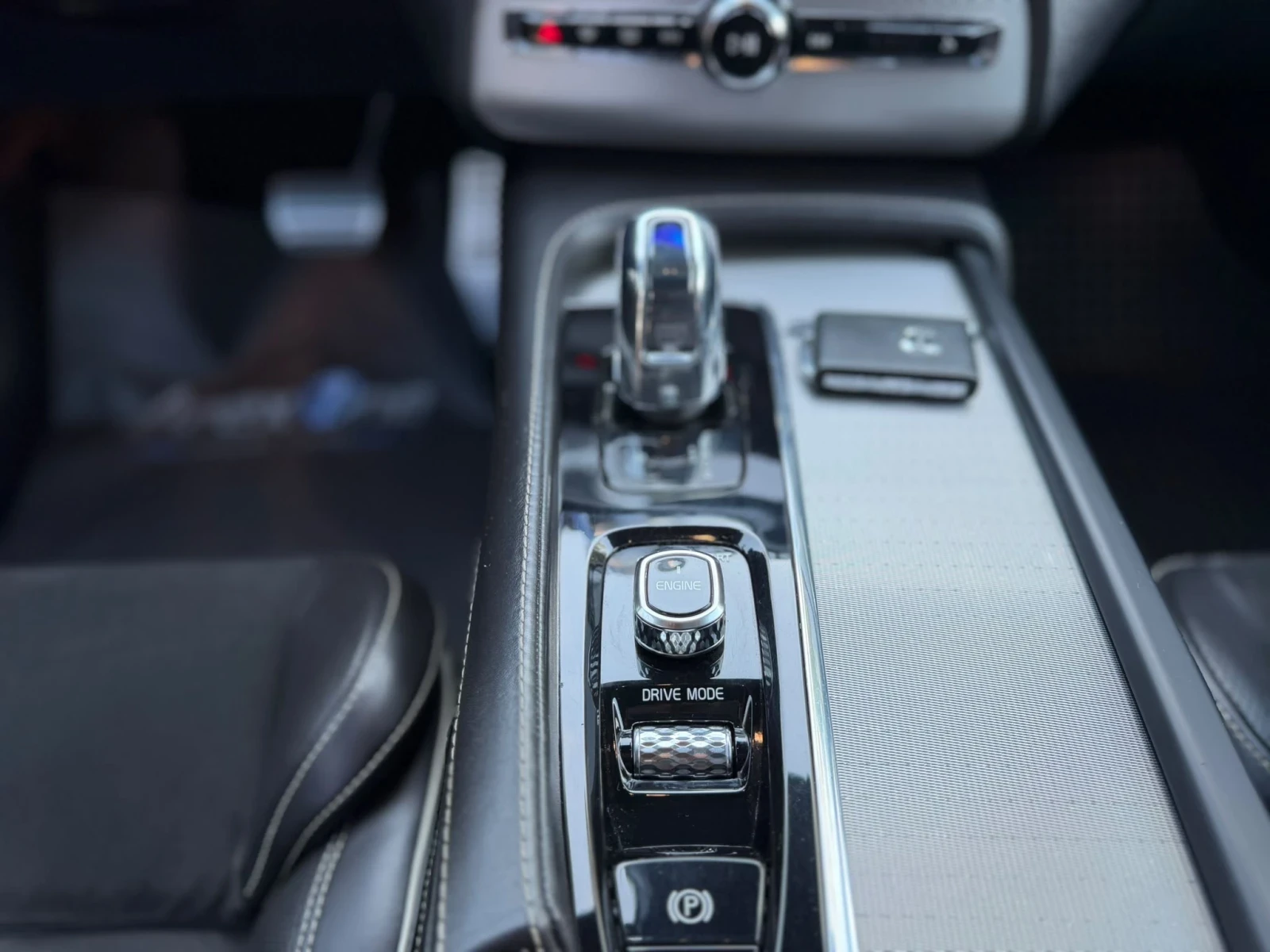 Volvo Xc90 T8 R-DESIGN/BOWERS&WILKINS/360/HEAD-UP/7SEATS, снимка 17 - Автомобили и джипове - 56130622
