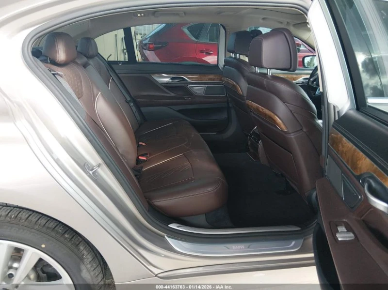 BMW 750 I xDrive, снимка 8 - Автомобили и джипове - 53414911