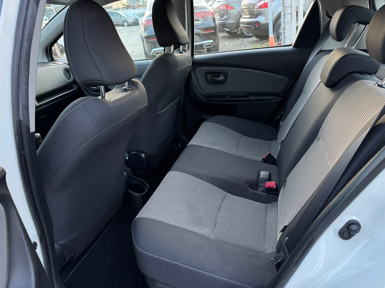 Toyota Yaris 1.5Hybrid, снимка 11 - Автомобили и джипове - 53841869