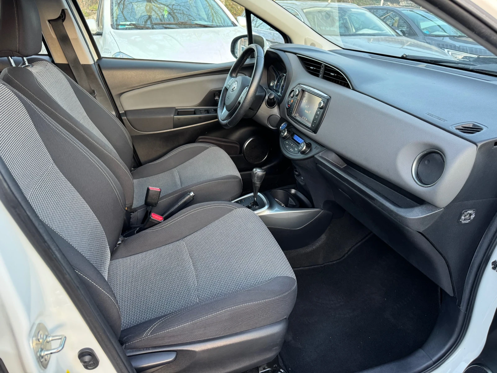 Toyota Yaris 1.5Hybrid, снимка 13 - Автомобили и джипове - 53841869